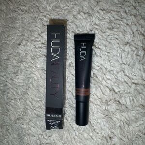 Huda Beauty Overachiever Concealer in color Chocolate Chip- 38R